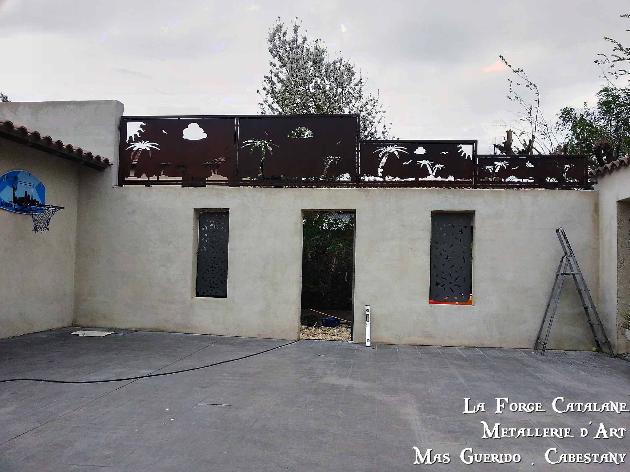 rehausse cloture panneaux tole decoupe laser desert forge catalane.jpg